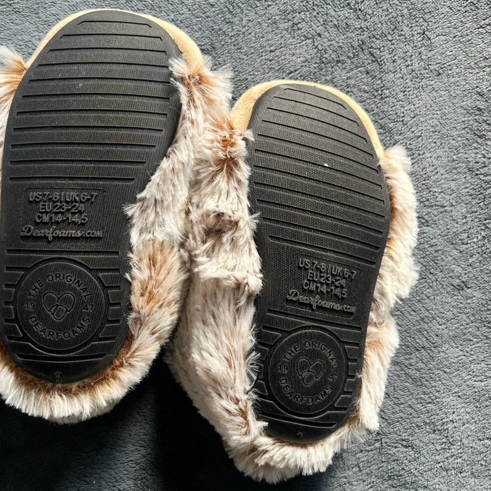 Dearfoams Kids Slippers with Santa Bear Design